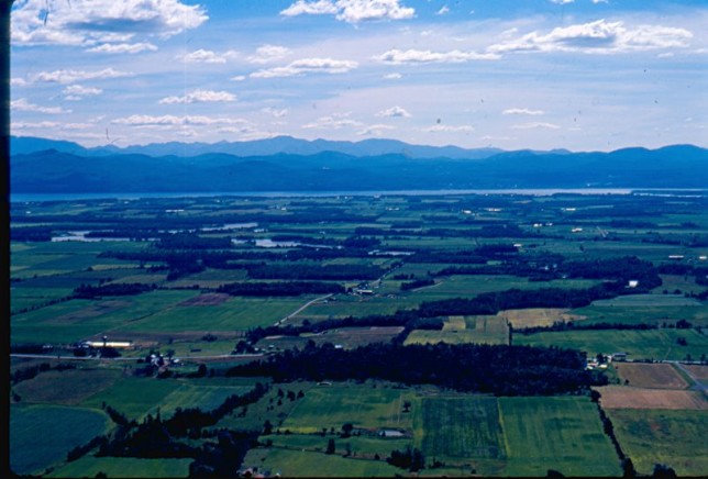 Widok na Dolinę Champlain, w tle Góry Adirondack